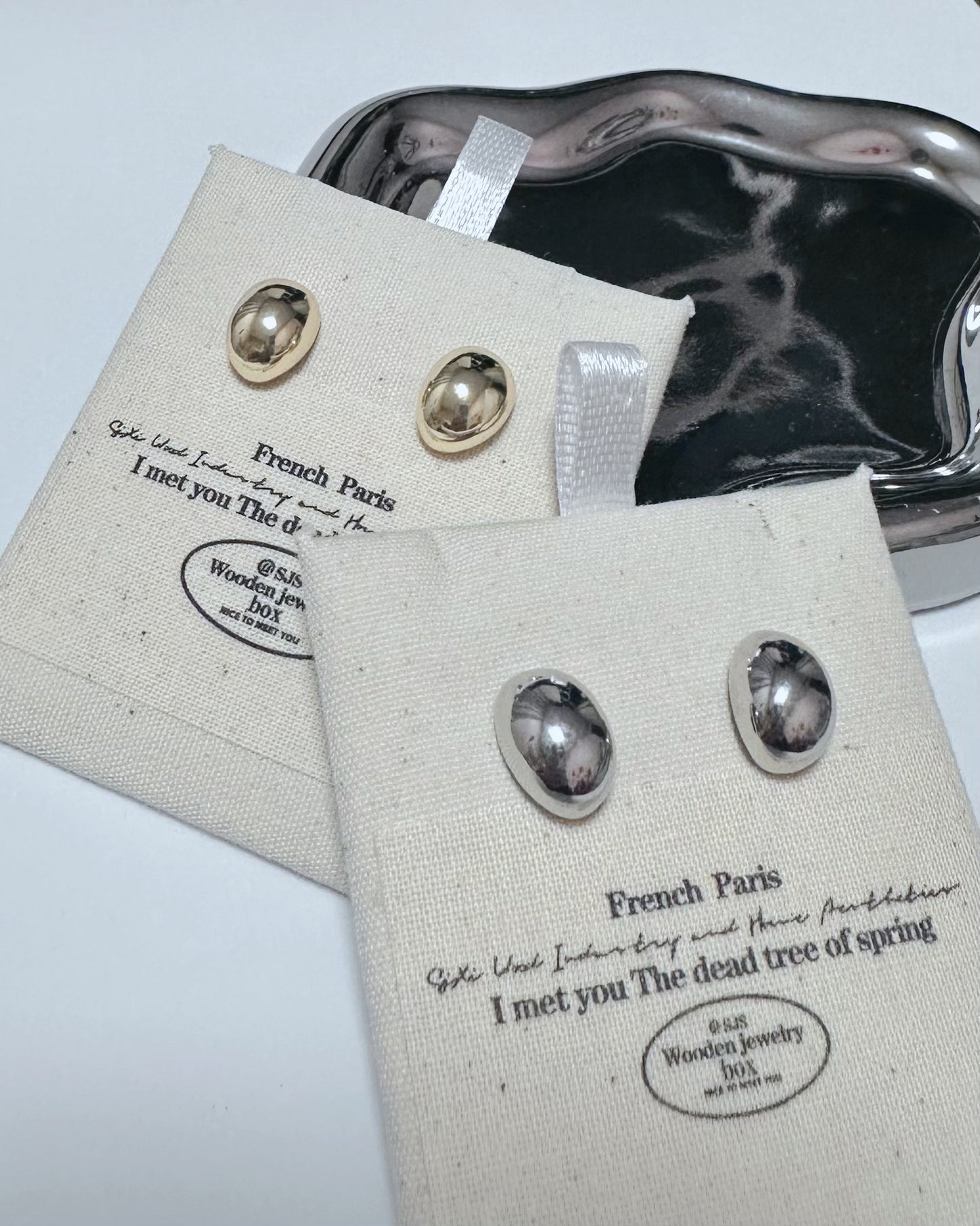 Small Bean-shaped Earrings