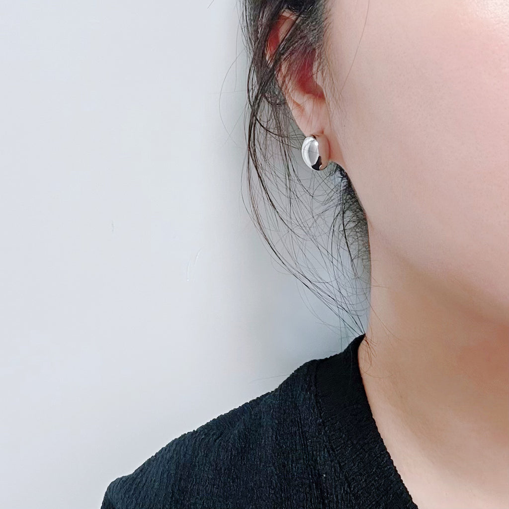 Small Bean-shaped Earrings