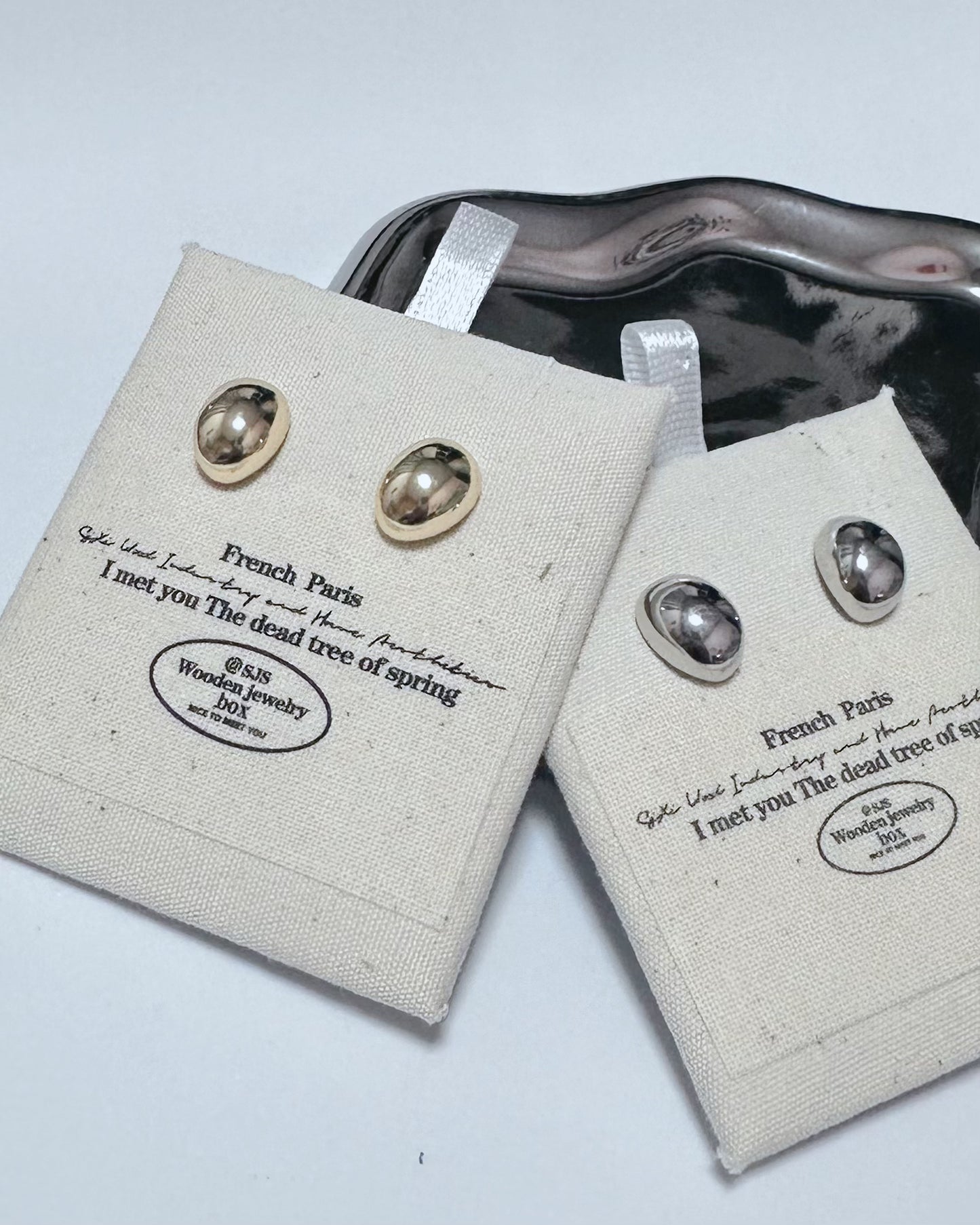 Small Bean-shaped Earrings